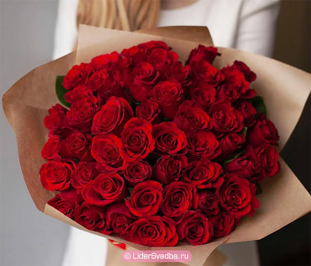 Как символ любви и обновления клятв, муж может подарить жене в этот день букет из 39 роз