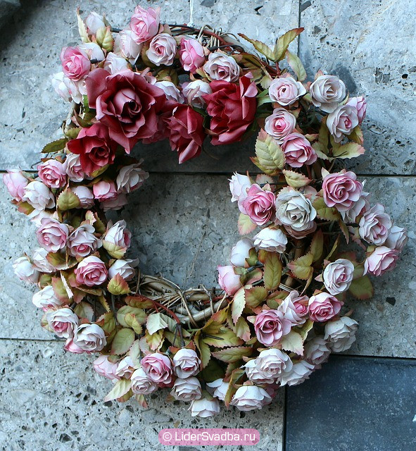 На дверь вешали венок из роз как символ праздника